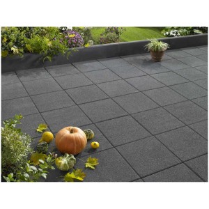 Lastre per esterni Vicenza antracite 40x40 cm su un patio con decorazioni autunnali.