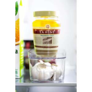 SmartStore Compact XS Aufbewahrungsbox mit Knoblauch und Tahini im Kühlschrank.