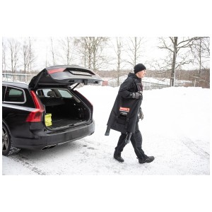Homme transportant une échelle télescopique Telesteps dans un sac vers la voiture.