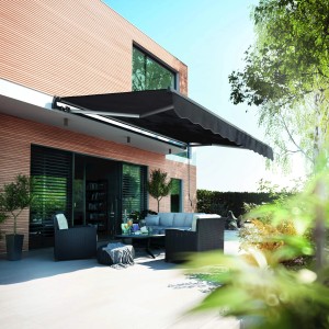 Tenda a braccio Aventura antracite 3x2m che ombreggia un patio con mobili da giardino.