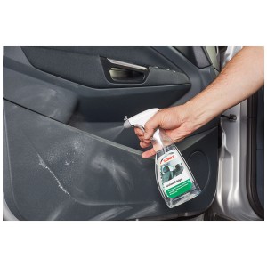Anwendung von Sonax Auto Innenreiniger 500ml zur Reinigung einer Autotür.