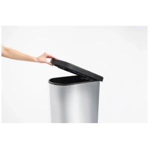 Rotho Paso Treteimer Edelstahl 50L, geöffnet, Hand am Deckel.