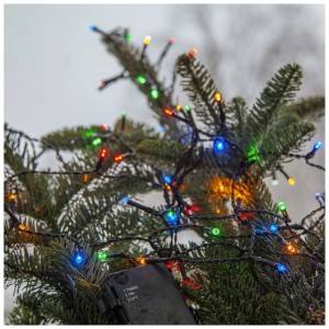 Guirlande lumineuse LED Star Trading Multicolor avec 160 LED sur un sapin de Noël.