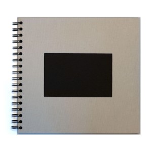 Album à spirale en lin beige, 24x24 cm, avec reliure Wiro noire et fenêtre photo rectangulaire. Idéal.
