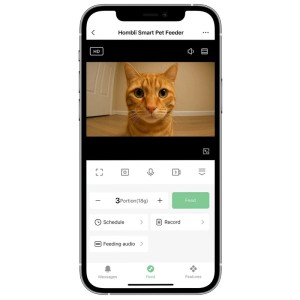 App Hombli Smart Pet Feeder su smartphone. Telecamera live mostra gatto arancione. Distributore con controllo porzioni e orari.