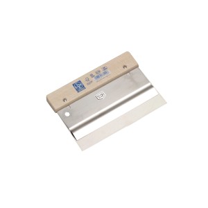Spatule LUX Biflex, largeur 200 mm, avec manche en bois de hêtre et lame en acier inoxydable.