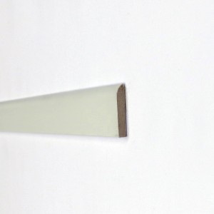 Baguette universelle plate blanche (26 mm) en plastique pour couvrir les joints.
