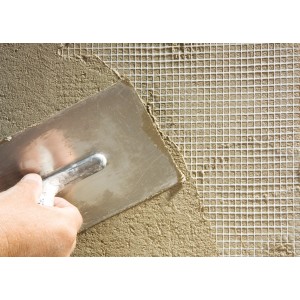 Intonacare una parete con rete per intonaco interno Catnic (75 g/m²) e una spatola lisciante.