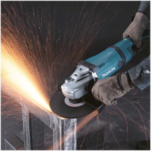 Makita Winkelschleifer GA9030RF01 beim Schleifen von Metall, Funken sprühen.