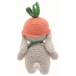 Coniglietto Frank (Hardicraft) all'uncinetto con cappello a carota, beige-arancio-verde, altezza circa 16 cm.