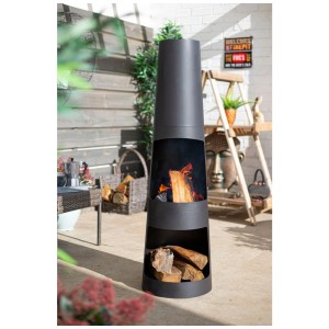 Brasero Buschbeck Skyline en acier noir avec bûches dans le foyer et rangement pour le bois.