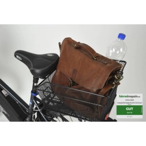 Cesto portapacchi per bici Fischer School nero con borsa e borraccia su una bicicletta.