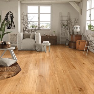 Verlegter ECO4ALL Pro Vinylboden Eiche Modena im Wohnraum mit Möbeln.