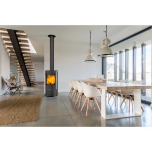 Poêle à bois Fireplace Rondale noir (5 kW) dans un salon moderne avec un feu qui brûle.