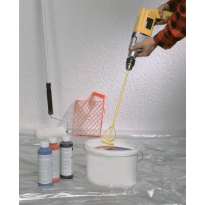Miscelatore per pittura LUX (Ø 100 mm) in uso con trapano, secchio di vernice, rullo e vernici.