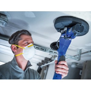 Homme ponçant un plafond avec un masque anti-poussière LUX FFP1.
