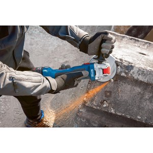 Meuleuse d'angle sans fil Bosch Professional GWX 18V-7 X-Lock en action coupant du métal.