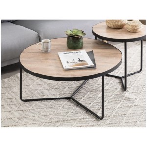 Tavolino da caffè rotondo Melody in MDF con piano effetto legno chiaro e struttura in metallo nero, in soggiorno.
