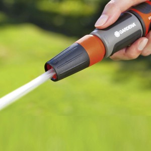 Gardena lancia per pulizia in azione: getto d'acqua per la pulizia del giardino.