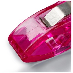 Primo piano: Clip per tessuto Prym Love, rosa, 26mm, in plastica con molla in metallo, strumento creativo per fissare i tessuti.