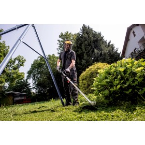 Coupe-bordures à batterie Metabo RTD 18 LTX BL 30 en utilisation pour tailler la pelouse.