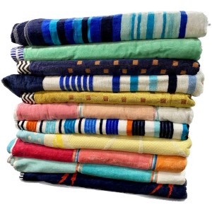 Pile de serviettes de plage colorées en coton avec différents motifs, 90x180 cm.