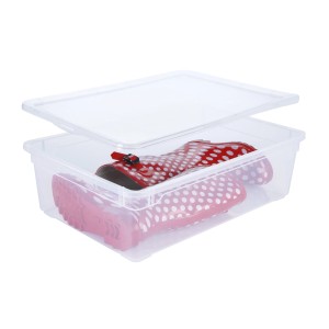 Transparente Rotho Aufbewahrungsbox Clear Boots, 22 l, mit roten Stiefeln darin.