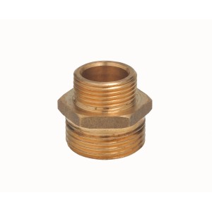 Réduction mamelon fileté en laiton R 3/4 x R 1/2 pour pompes et systèmes d'eau domestiques.