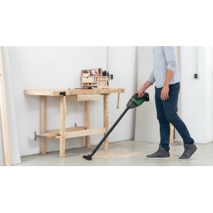 Aspirateur sans fil Bosch UniversalVac 18V en utilisation, aspirateur eau et poussière pour le nettoyage d'atelier.