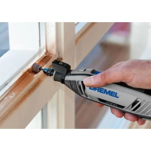 Utensile rotante Dremel leviga con precisione un telaio, ideale per una buona visibilità.