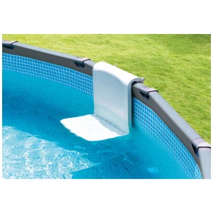Banc Intex pour piscine Frame, siège blanc monté sur le bord de la piscine.