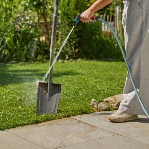 Gardena Pistola per pulizia Classic in uso: Una persona pulisce una pala con la pistola da giardino.
