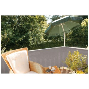 Brise-vue balcon Classic gris coupé à la taille sur le balcon avec des meubles.