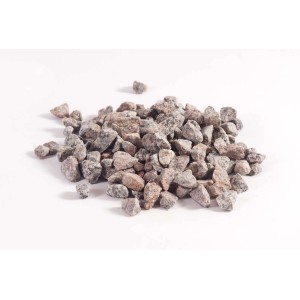 Photo de gravillons de granite rouge (5-8 mm) comme gravier décoratif pour allées de jardin, rocailles et plus.
