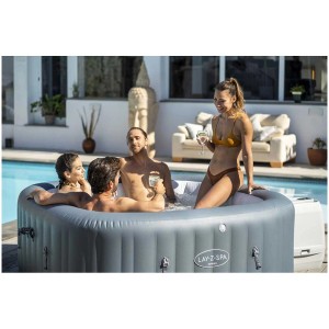 Bestway Lay-Z-Spa Hawaii Hydro Pro : Spa gonflable avec des personnes dans le jardin.