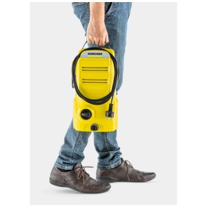 Nettoyeur haute pression Kärcher K 2 Classic jaune porté par une personne.