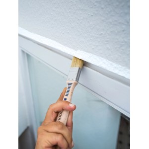 Hand streicht mit LUX Flachpinsel (40mm) weiße Decke. Pinsel mit Holzgriff und Kunstborsten.