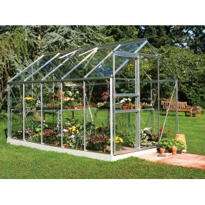 Serra Halls Popular 106 in alluminio, 6,2 m², con piante in giardino.