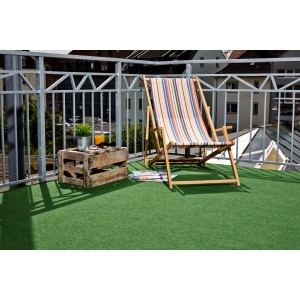 Gazon synthétique vert à picots (1,33x3m) sur balcon avec chaise longue et décoration.
