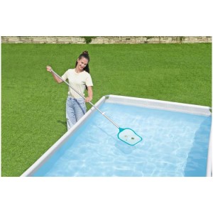 Femme nettoyant la piscine avec une épuisette du kit complet d'entretien de piscine Bestway AquaClear Deluxe.