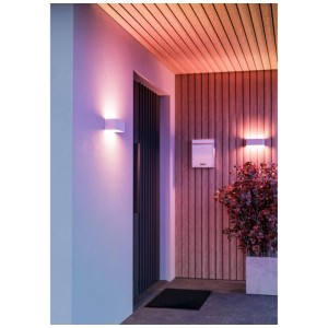 Applique murale extérieure LED dimmable Eglo Sania-Z, RGB blanc, 10W, sur mur de maison.