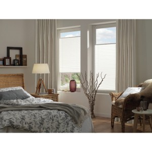 Sciarpa Bennetti color naturale con nastro per tende e strisce verticali tessute, 140x245 cm, come tenda per finestra in camera da letto.