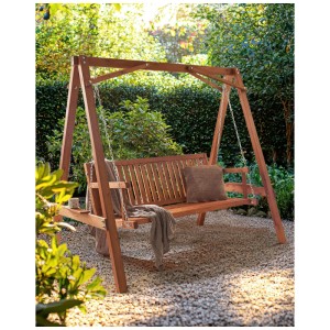 Dondolo da giardino rustico in legno di larice marrone con ripiani laterali. Dondolo a 2 posti per esterni.