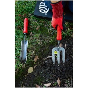 Felco Hori-Hori sarchiatore 441 e attrezzo da giardino in uso su terreno con erba.