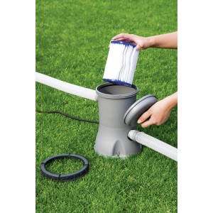 Pompa filtro Bestway con cartuccia filtro tipo I (confezione da 2) inserita su erba.