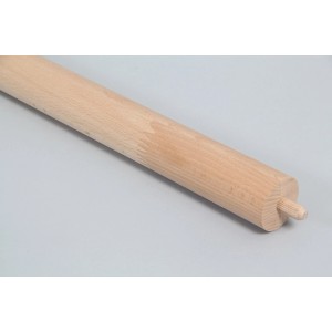 Main courante en hêtre massif, longueur 150 cm, pour intérieur. Gros plan sur l'extrémité.