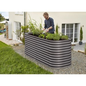 Estensione per aiuola rialzata Basic grigio scuro 0,64 m² in giardino con persona.