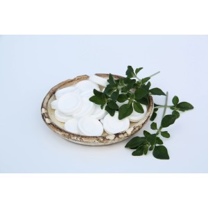 Blu Bio-Mentolo in vaso (Ø 12cm) con foglie in una ciotola.