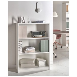 Étagère Beliani Zehna blanche en panneau de fibres avec 3 niveaux ouverts, remplie de livres et déco, dans pièce moderne.