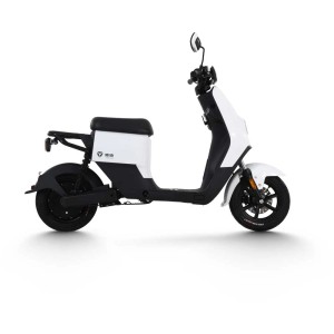 Weißer E-Scooter Yadea DE3, 20-25 km/h, ideal für Stadtfahrten.